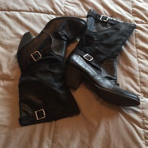 Cute ladies black heeled boots in excellent cond
